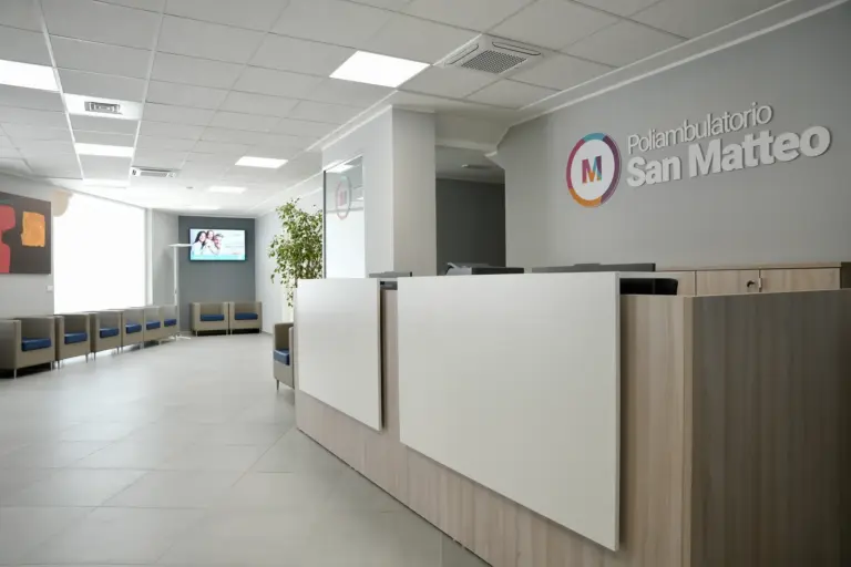 Banco accoglienza con il logo del Poliambulatorio San Matteo nella sede di Andria