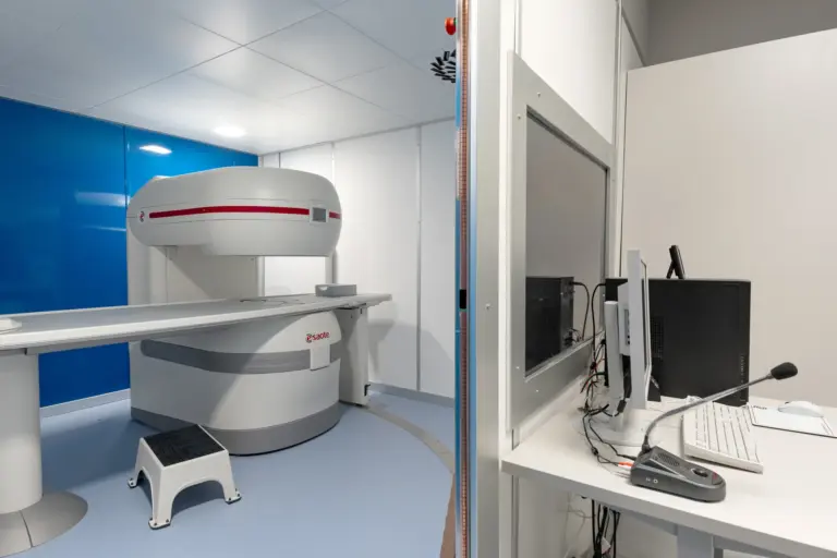 Sala di diagnostica per immagini con apparecchiatura e postazione di controllo nella sede di Brindisi