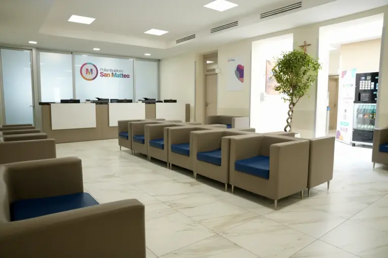 Sala d’attesa con poltroncine e banco accoglienza nella sede di Cerignola