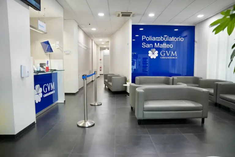 Ingresso con banco accoglienza e divanetti della sala d’attesa nella sede di Monopoli