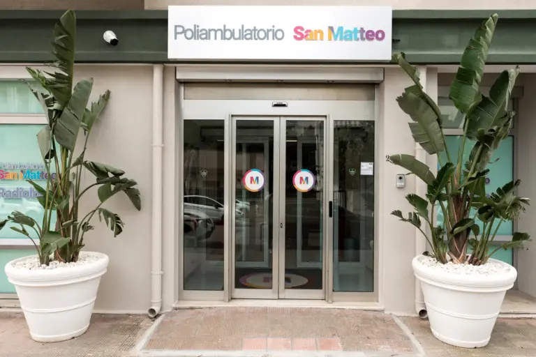 Ingresso esterno con insegna del Poliambulatorio San Matteo nella sede di Brindisi