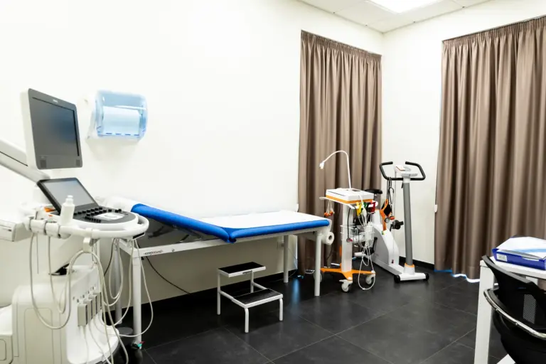 Ambulatorio con lettino visita ed ecografo nella sede di Monopoli