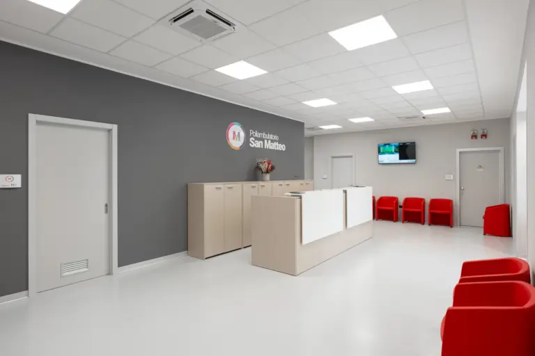 Banco accoglienza e sala d’attesa nella sede di Brindisi